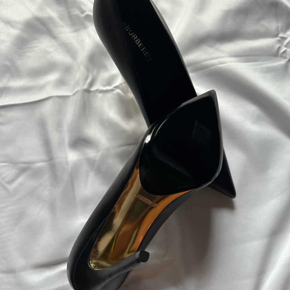Burberry Classic Black Pointed Heels - Picture 3 of 4